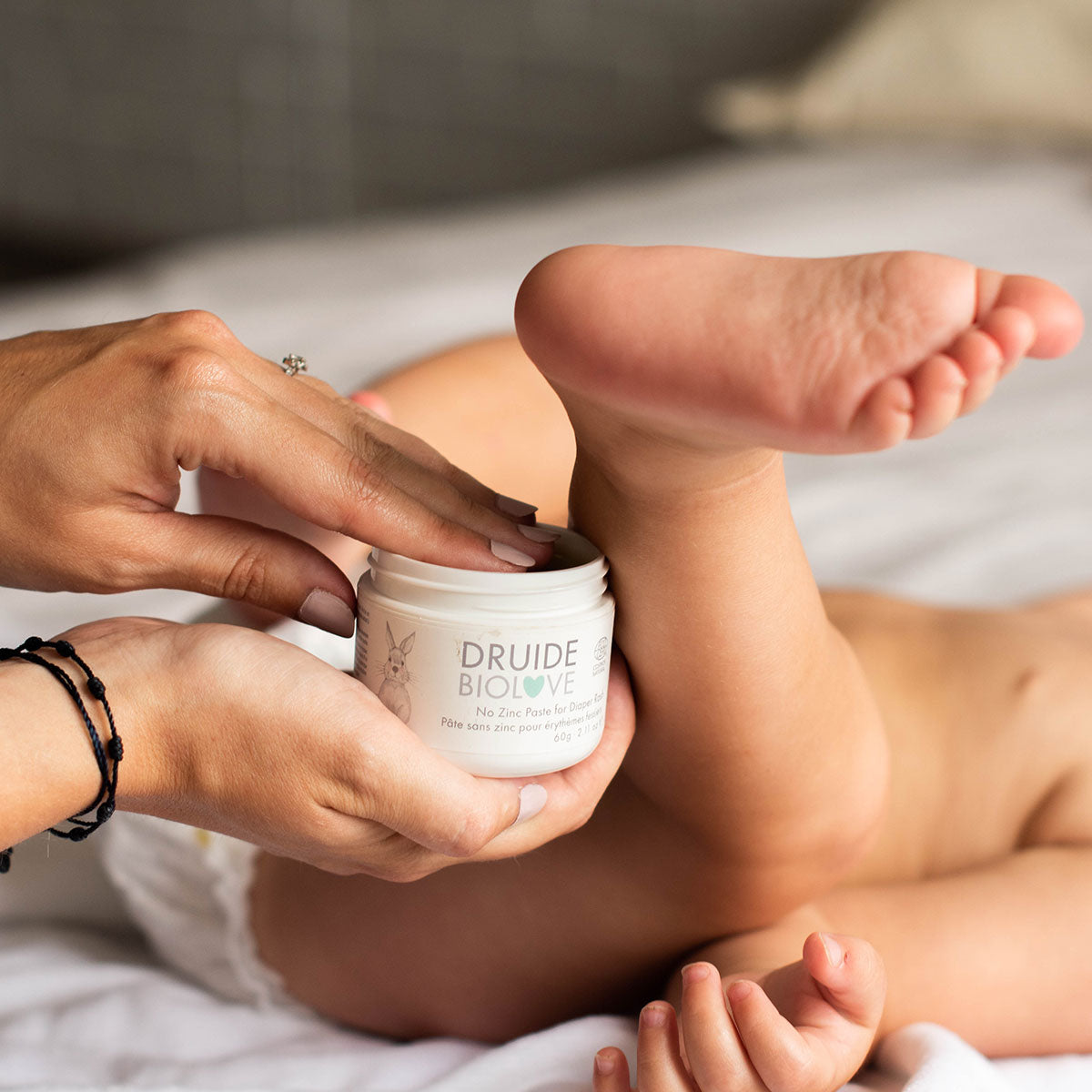 Appliquer à chaque changement de couche la pâte apaisante sans zinc pour l'érythème fessier de bébé.