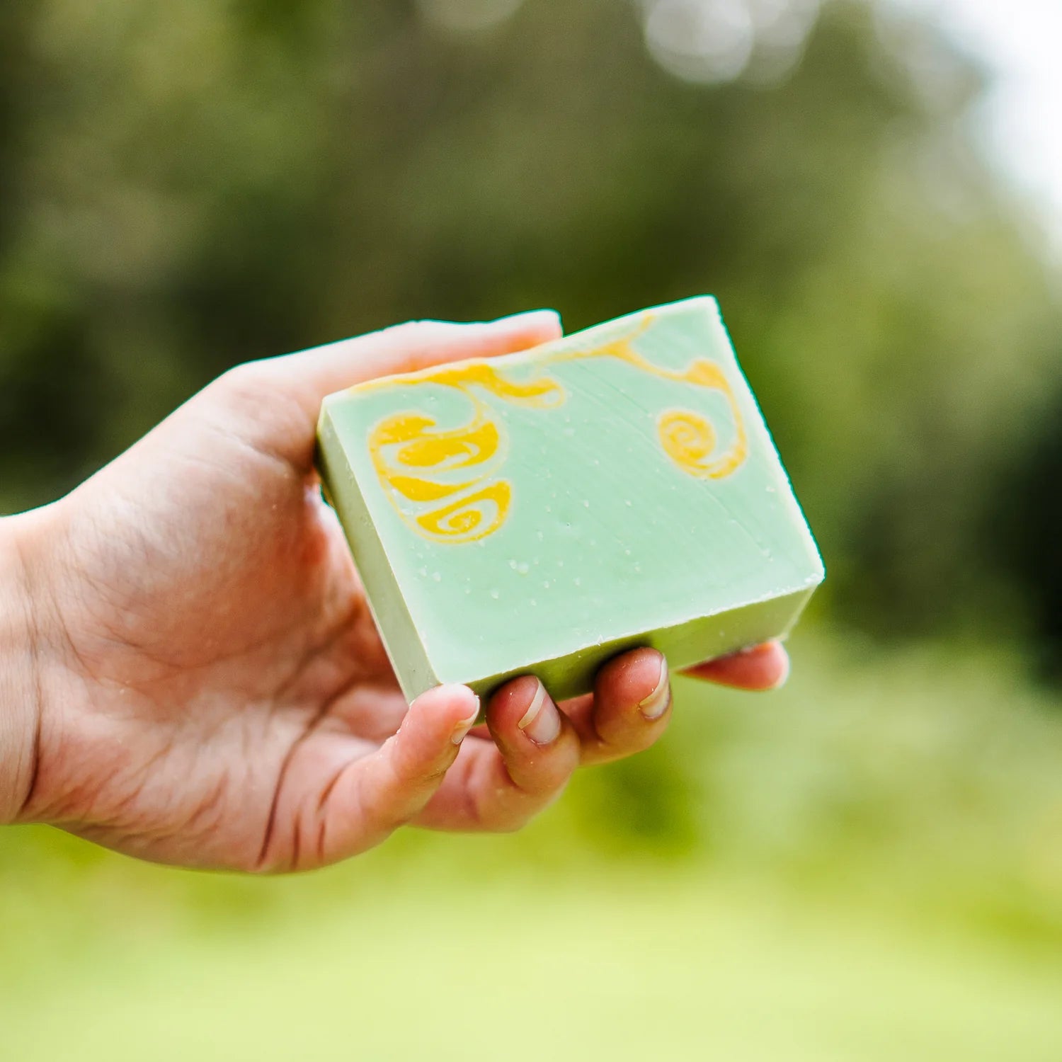 Barre de savon L'Esprit de la Forêt, de couleur verte et blanche marbrée.