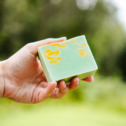 Barre de savon L'Esprit de la Forêt, de couleur verte et blanche marbrée.