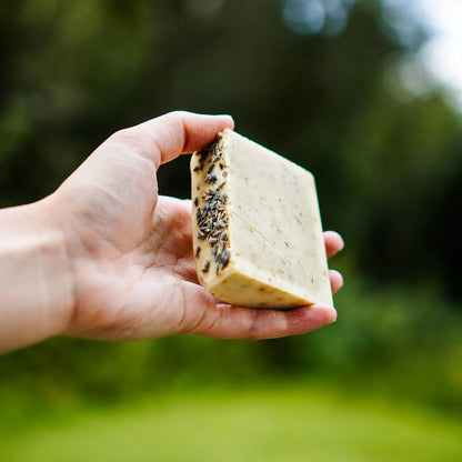 Barre de savon exfoliante Le Rugueux de Chantier, avec pierre ponce et charbon.