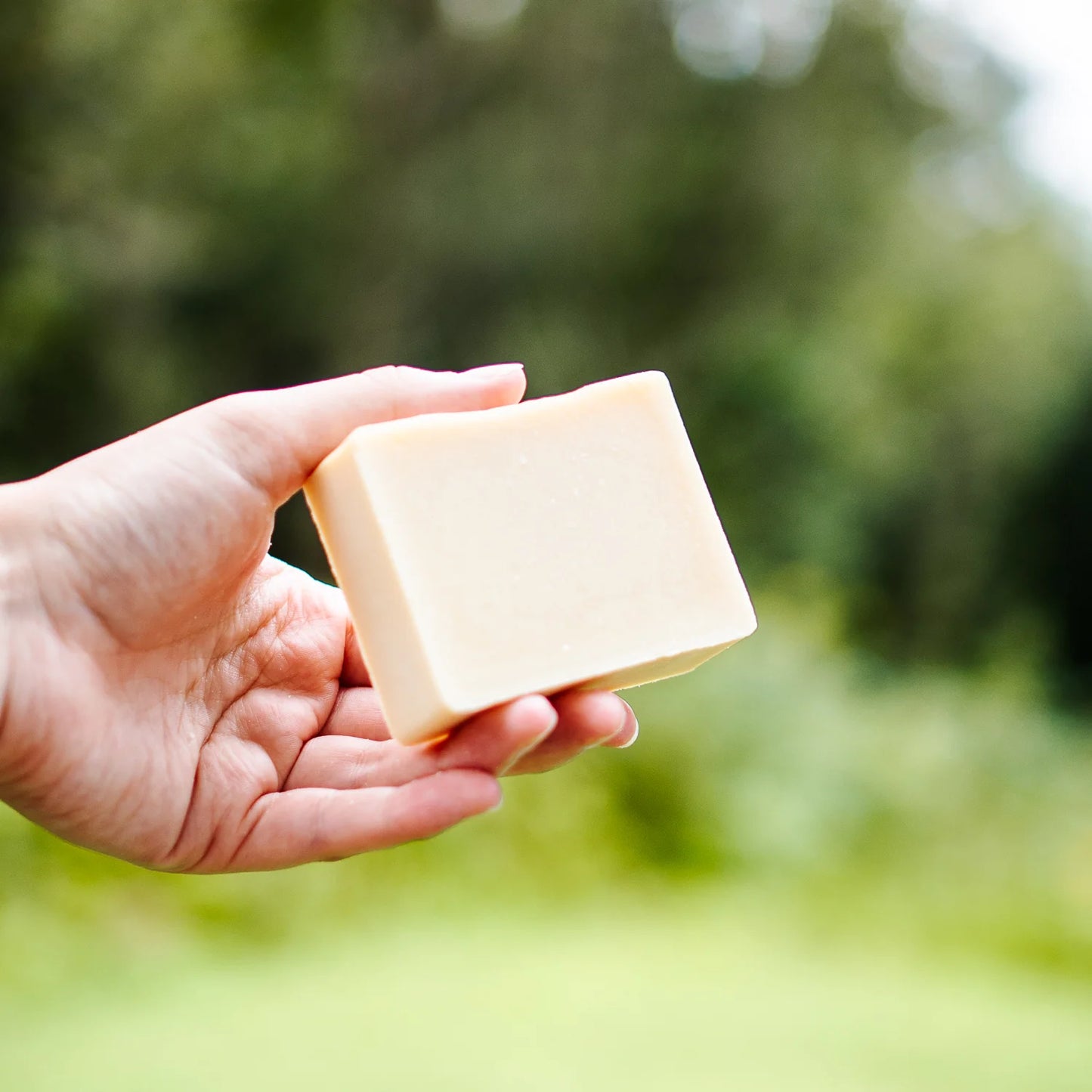 Barre de savon La Fileuse, au lait de chèvre et à l'amande.
