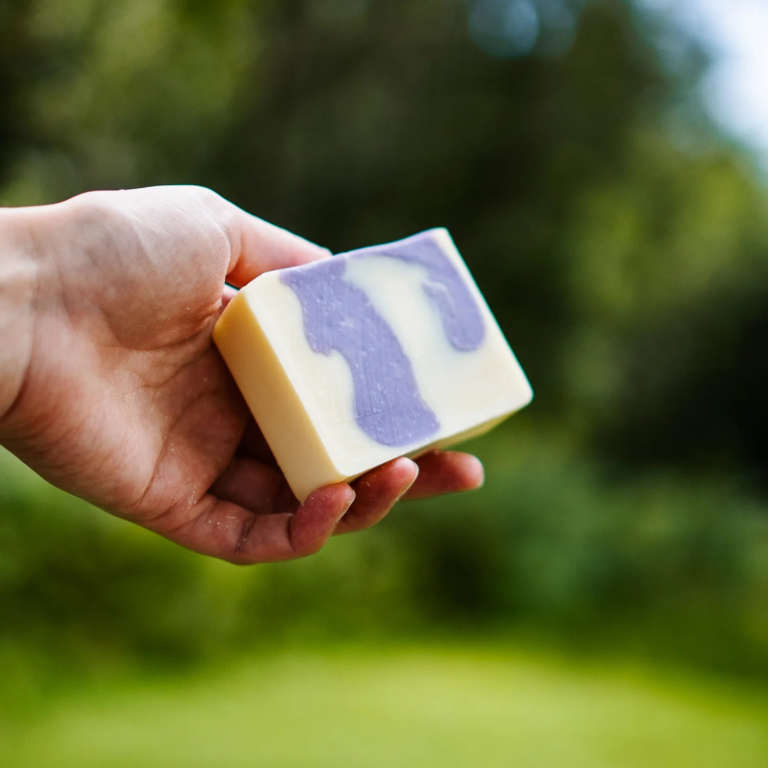 Barre de savon Lady Mellow, marbrée et parsemée de fleurs de lavande.