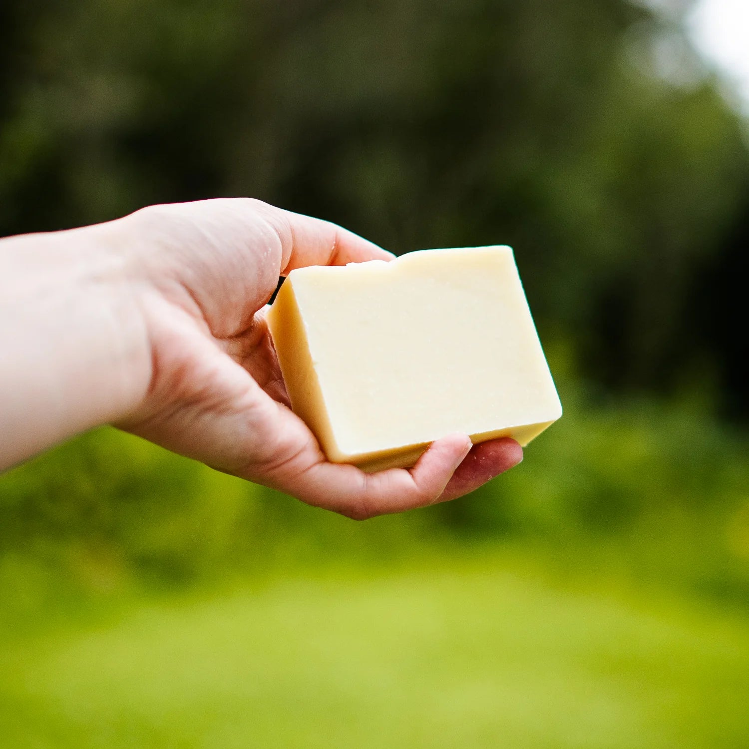 Barre de savon Le Barbier, au théier, thym blanc et argile blanche.