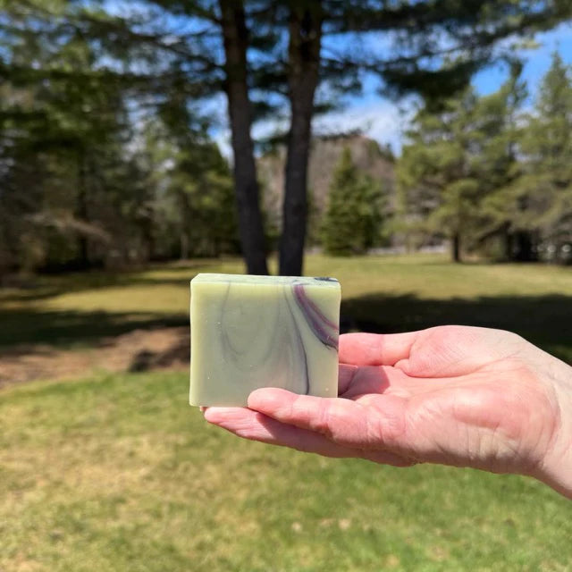 Barre de savon marbrée Le Botaniste, au parfum de magnolia, thuya et thé des bois.