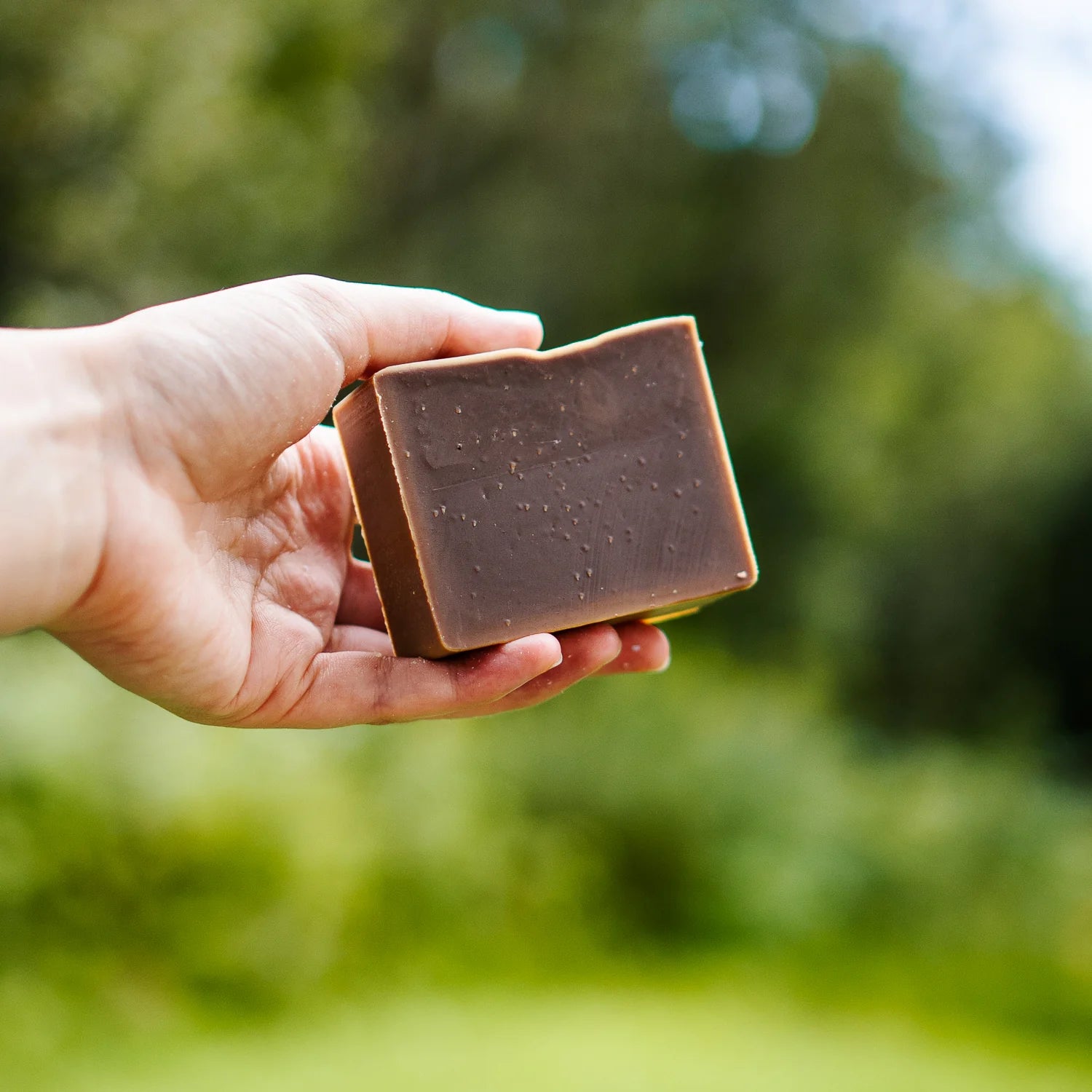 Barre de savon Le Chocolatier, riche en beurre de cacao biologique.