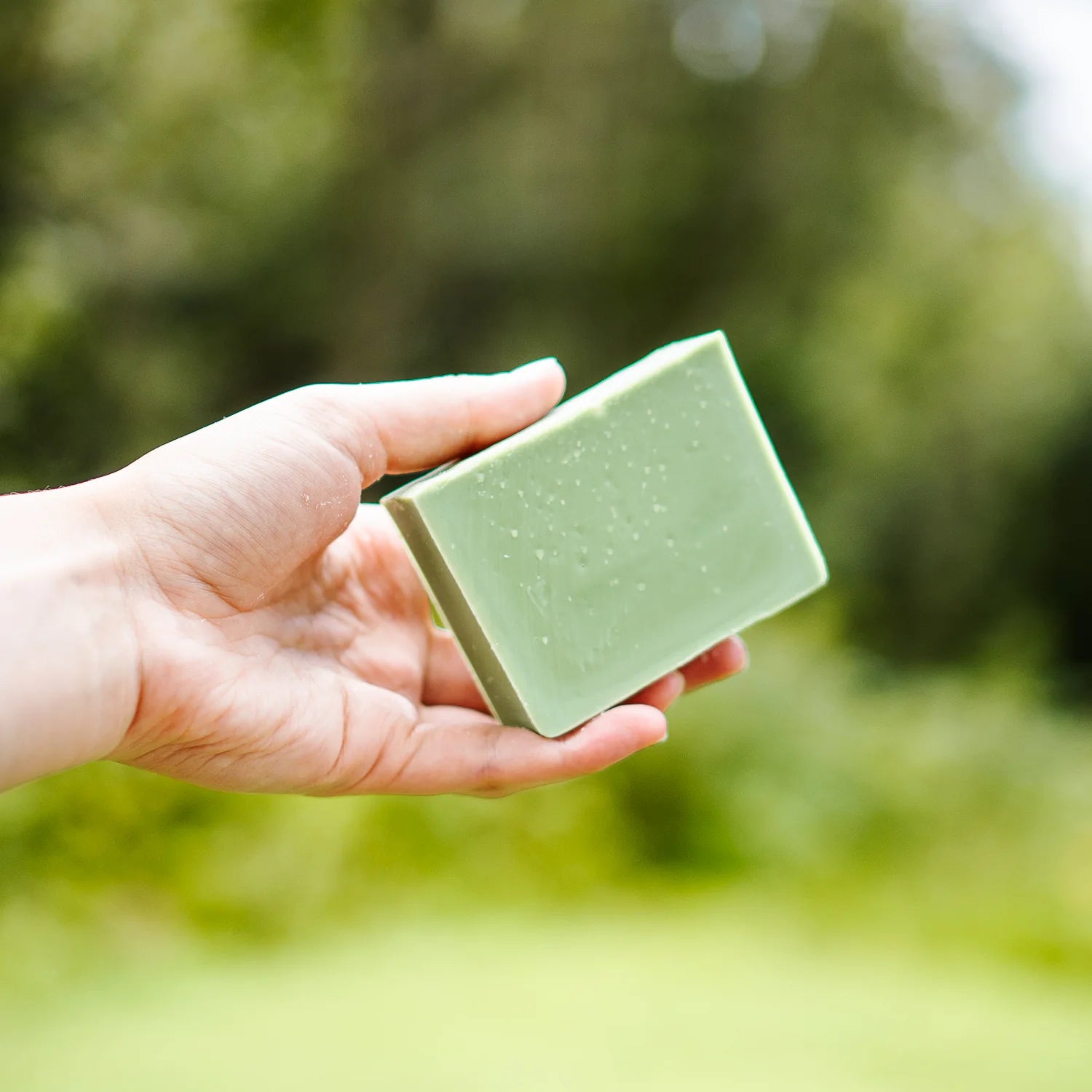 Barre de savon verte Le Coureur des Bois, au parfum de sapin baumier.