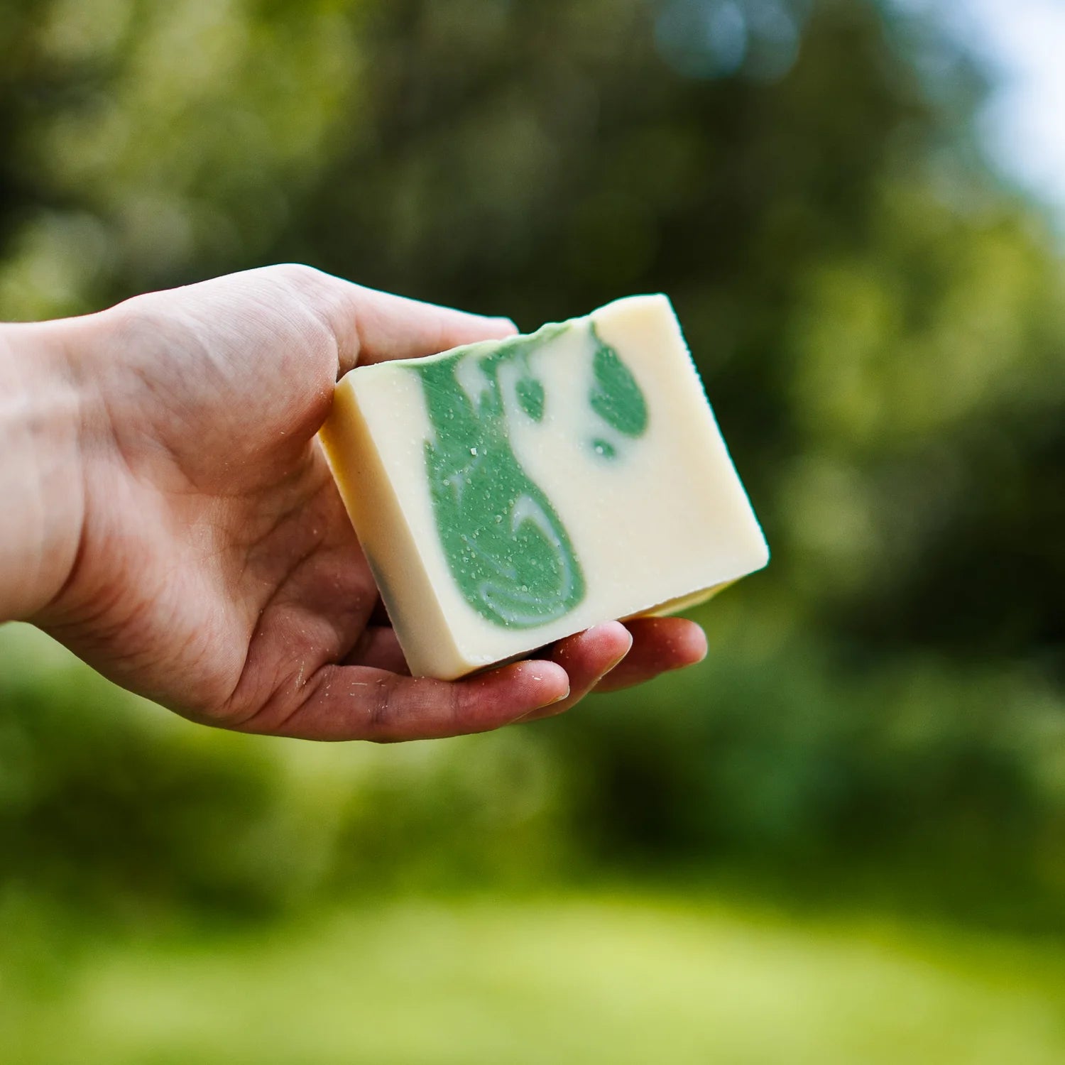 Barre de savon marbrée Le Poète, au parfum de lavande et lime.