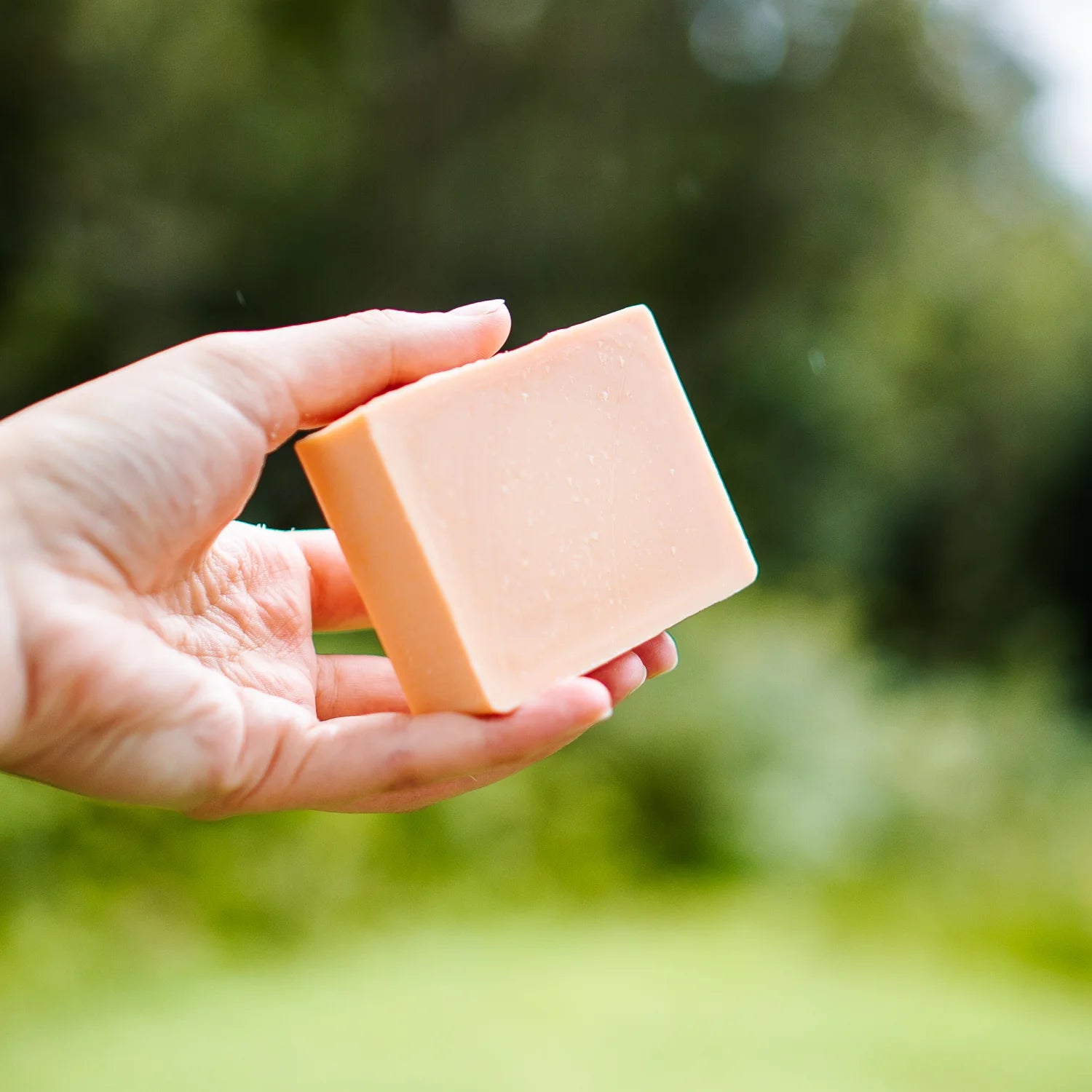 Barre de savon orange et jaune Le Rêveur, au parfum de tangerine.