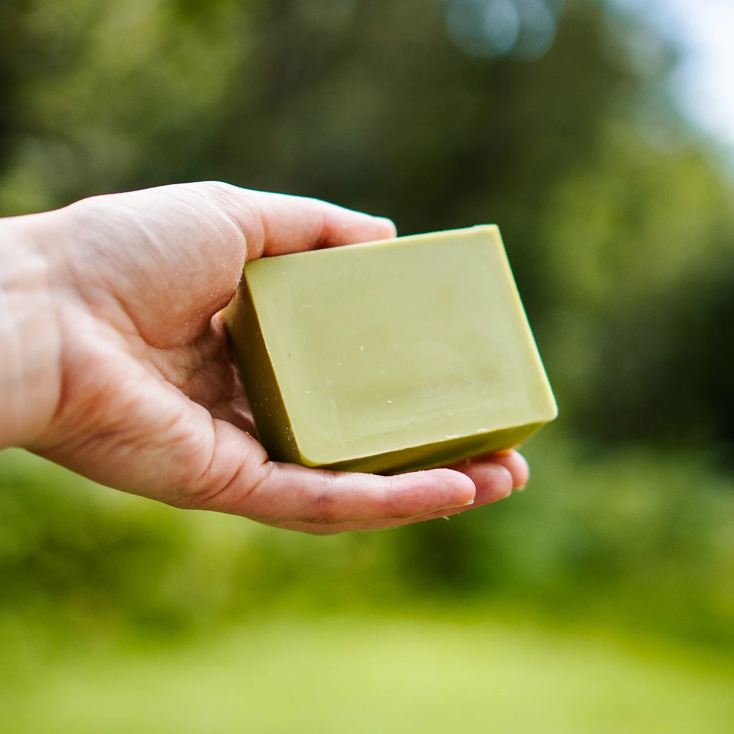 Barre de savon marbrée jaune et verte Le Voyageur, au parfum de lime et citronnelle.