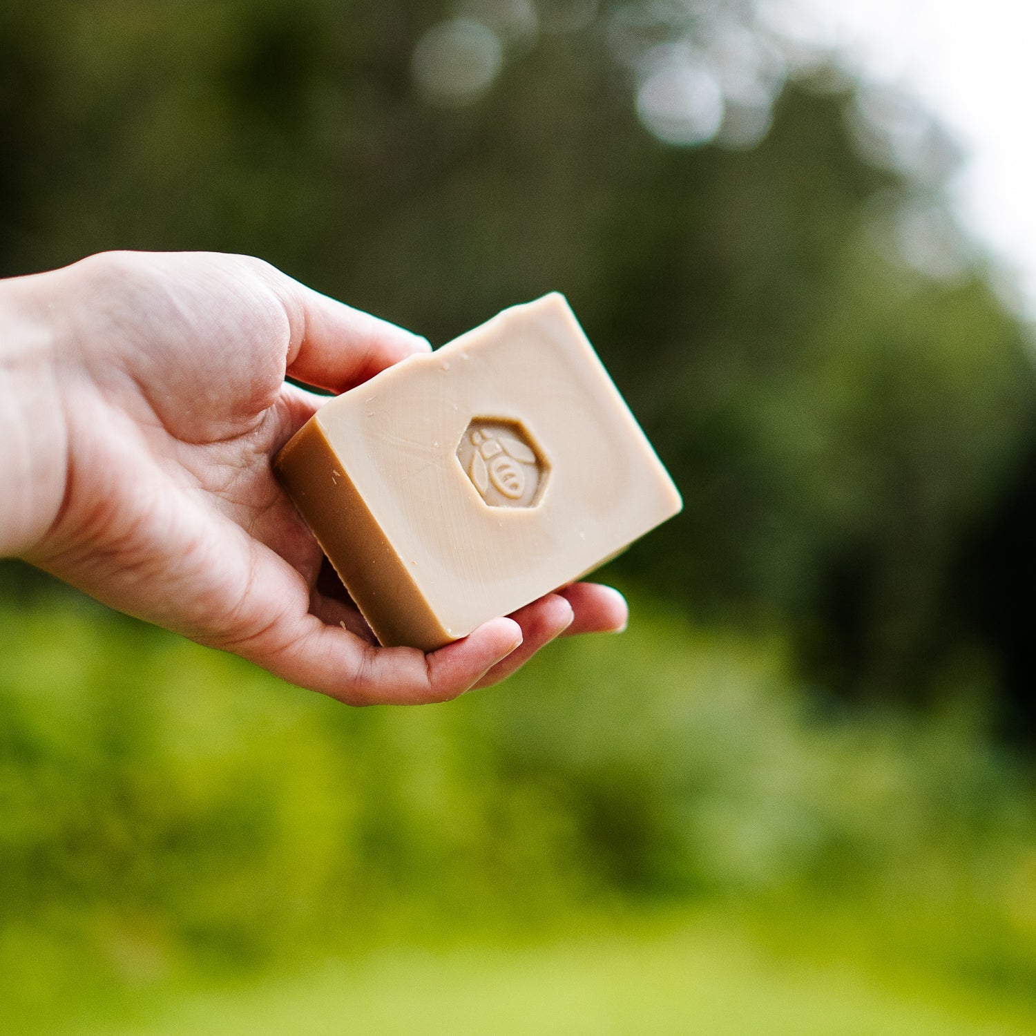 Barre de savon La Reine des Abeilles, faite avec du miel naturel.