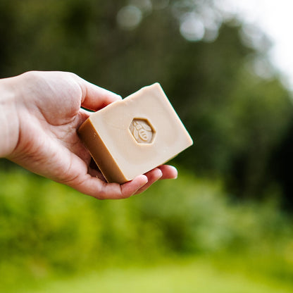 Barre de savon La Reine des Abeilles, faite avec du miel naturel.
