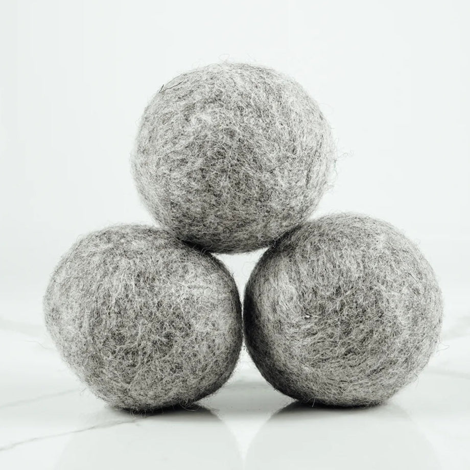 Boules de séchage en laine naturelle, fabriquées à la main au Canada, une alternative écologique aux feuilles d'assouplissant.