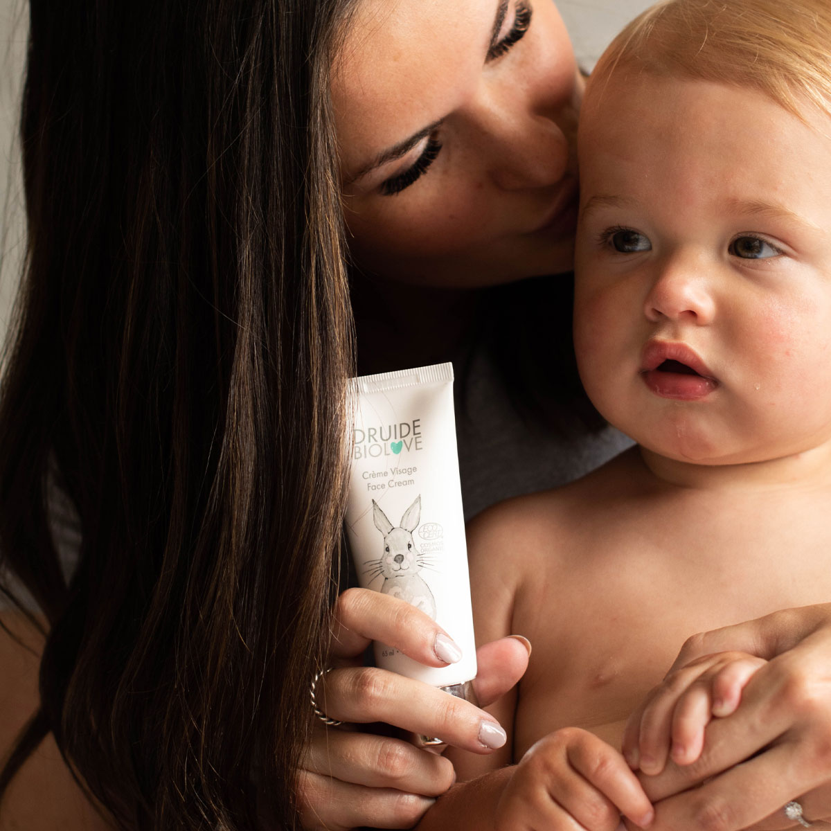Maman et bébé aiment la crème visage hydratante et biologique pour bébé de la gamme BioLove de Druide.