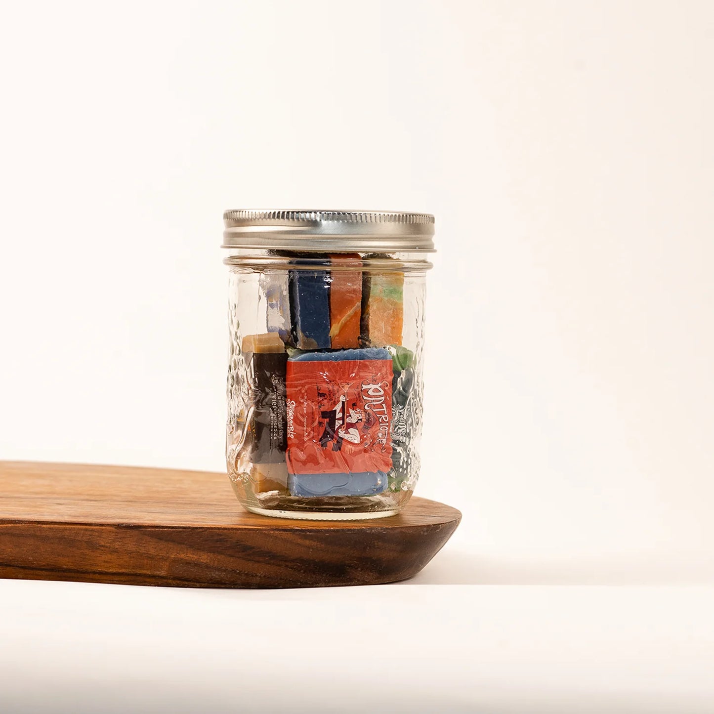 Pot Mason "Petite Bonbonnière" rempli de mini-savons artisanaux de la Savonnerie des Diligences.
