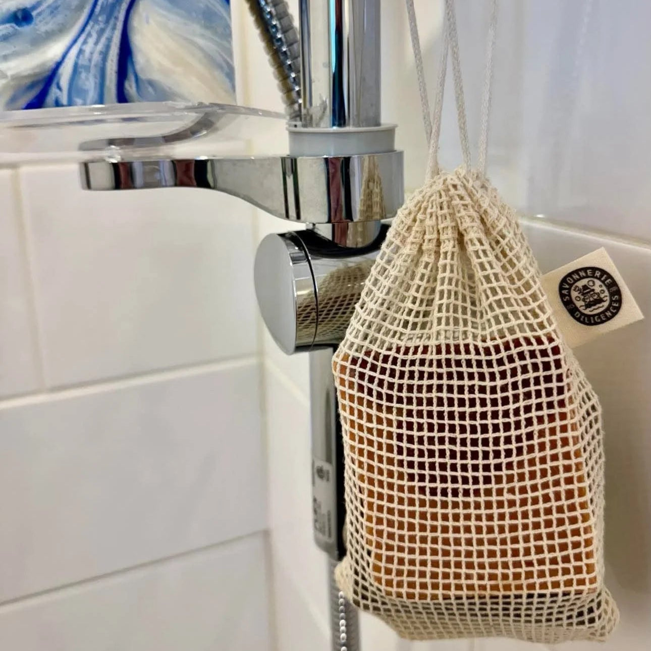 Pochette sauve-savon en coton biologique, remplie de retailles de savons de la Savonnerie des Diligences.