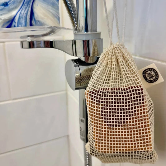 Pochette sauve-savon en coton biologique, remplie de retailles de savons de la Savonnerie des Diligences.