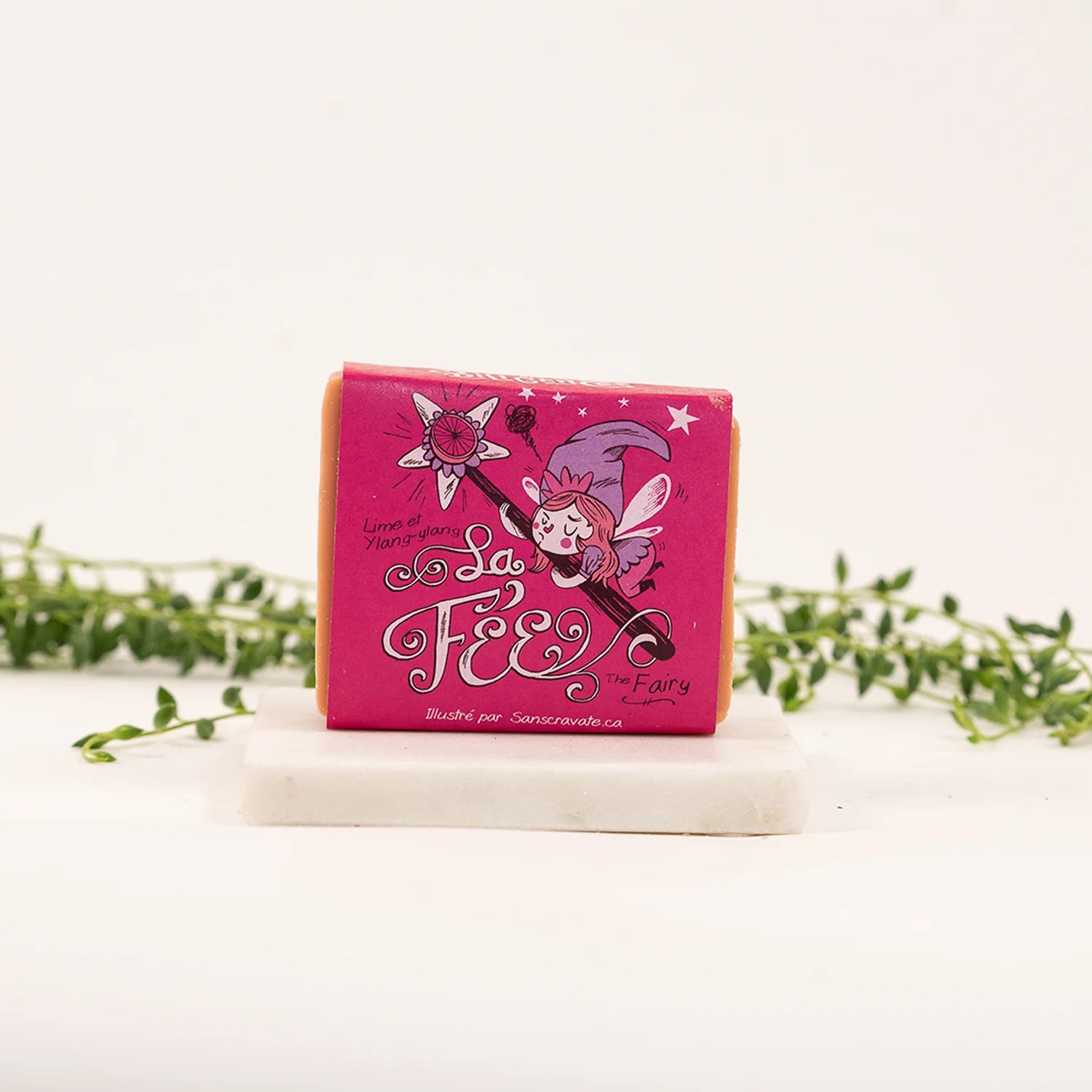 Savon artisanal La Fée de la Savonnerie des Diligences, dans son emballage illustré.