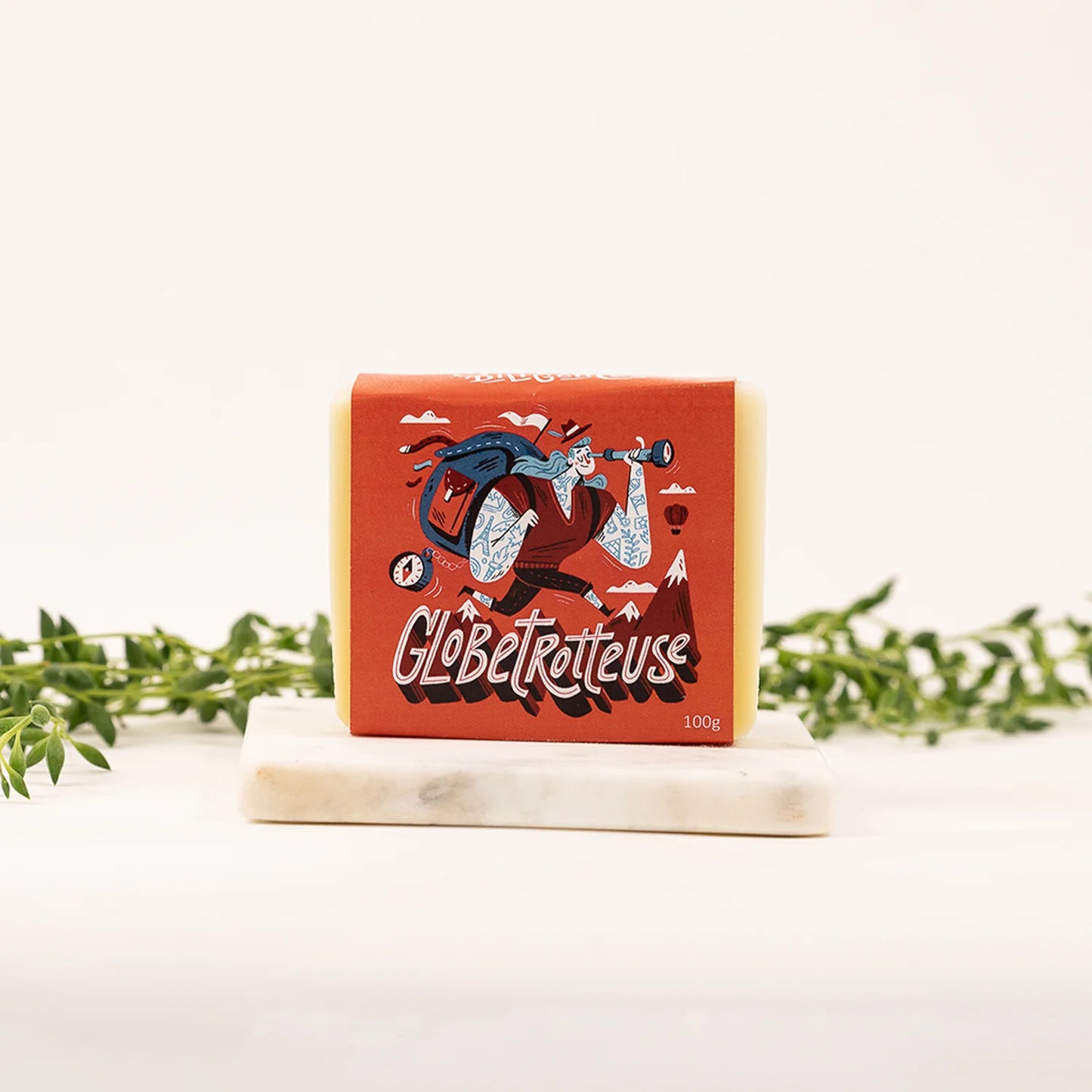 Barre de savon solide tout-en-un La Globetrotteuse, parfum sapin et eucalyptus.