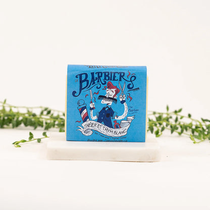 Savon artisanal Le Barbier de la Savonnerie des Diligences, dans son emballage illustré.