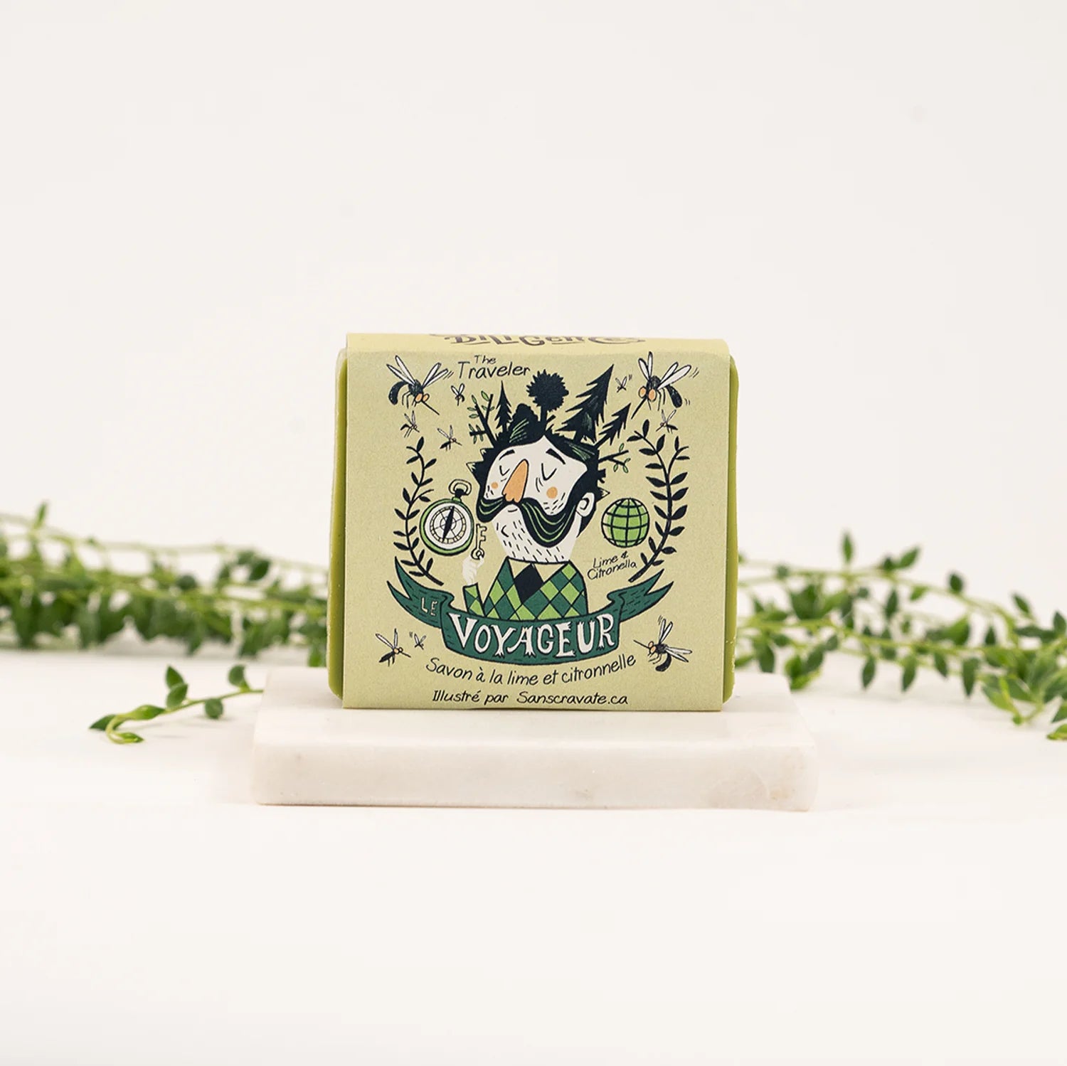 Savon artisanal Le Voyageur de la Savonnerie des Diligences, dans son emballage illustré.