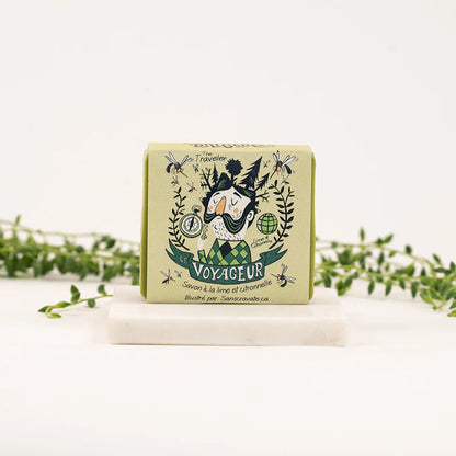 Savon artisanal Le Voyageur de la Savonnerie des Diligences, dans son emballage illustré.