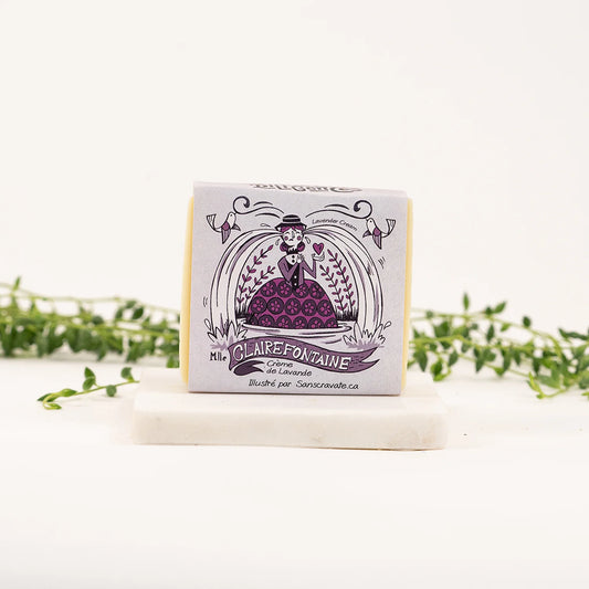 Savon artisanal Mademoiselle Clairefontaine de la Savonnerie des Diligences, dans son emballage.