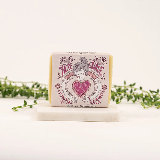 Savon artisanal Mère-Grande de la Savonnerie des Diligences, dans son emballage.