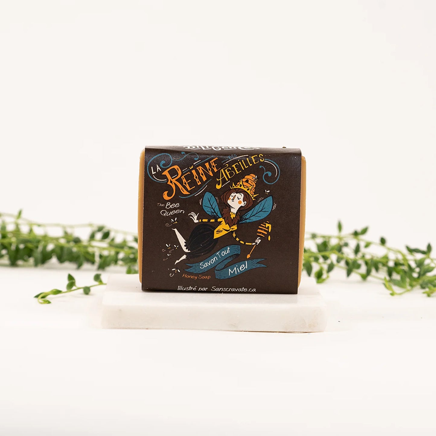 Savon artisanal La Reine des Abeilles de la Savonnerie des Diligences, dans son emballage.