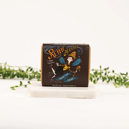 Savon artisanal La Reine des Abeilles de la Savonnerie des Diligences, dans son emballage.