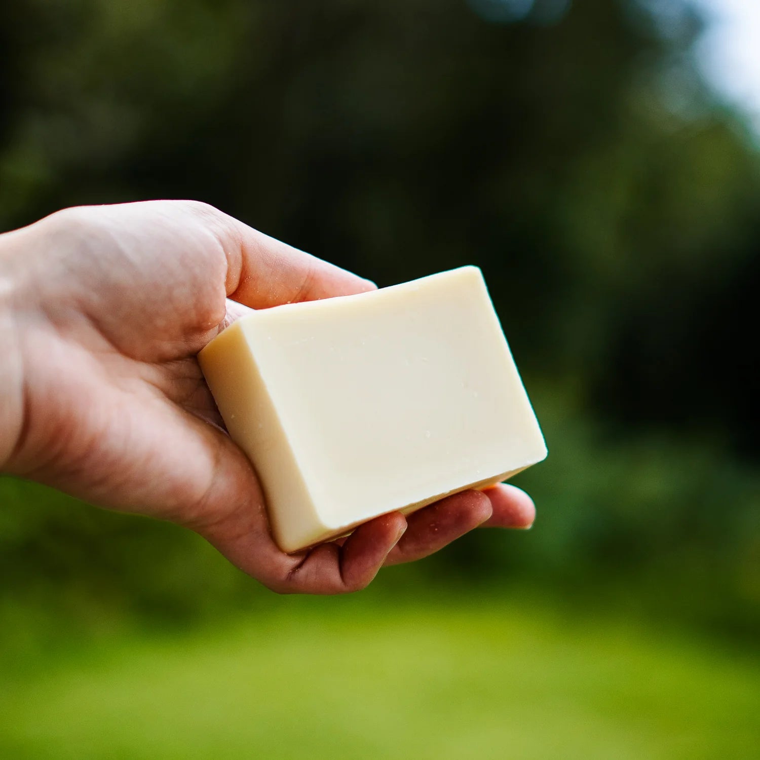 Shampoing solide Madame Tignasse, pour cheveux secs, à la carotte et à la sauge.