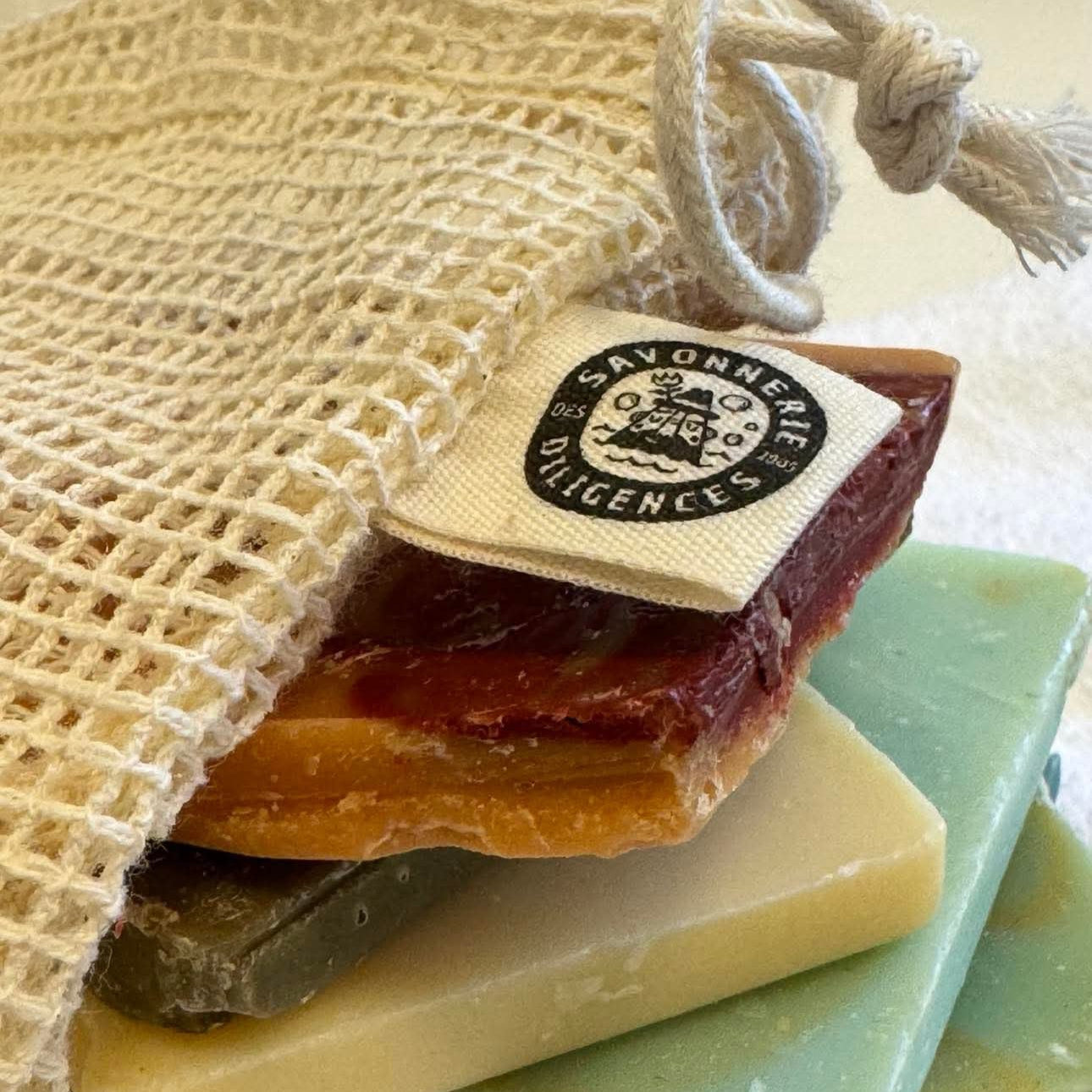 Pochette sauve-savon moussante, utilisée comme gant de toilette exfoliant.